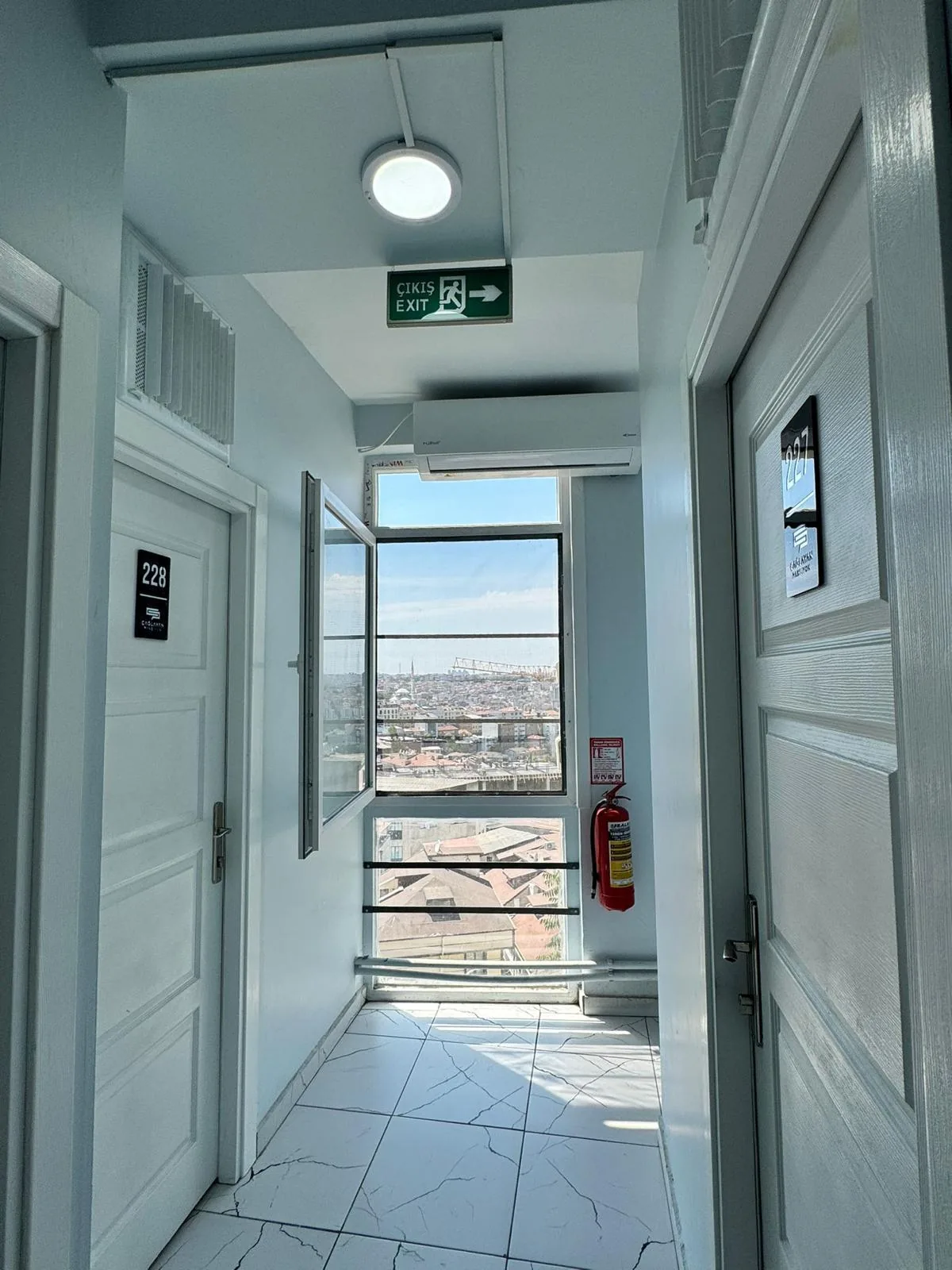 Aydınlık pansiyon koridoru